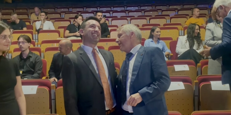 Basha dhe ambasadori gjerman Rohde në humor të mirë në Forumin Rinor të RYCO-s