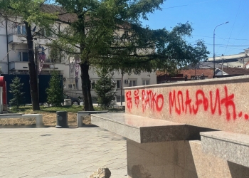 Në qendër të Bujanocit shfaqen grafite me emër të kriminelit të luftës Ratko Mladiq