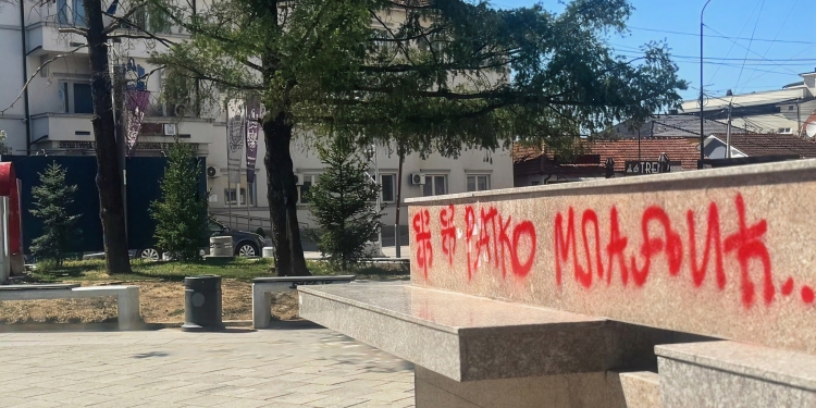 Në qendër të Bujanocit shfaqen grafite me emër të kriminelit të luftës Ratko Mladiq