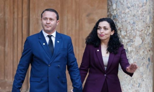 Pas Vjosa Osmanit, reagon edhe Prindoni, sulmon gazetarët