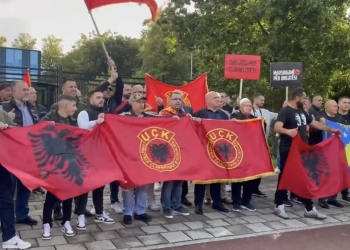 Protesta për drejtësi për ish-krerët e UÇK-së, shqiptarët mblidhen edhe para Gjykatës Speciale
