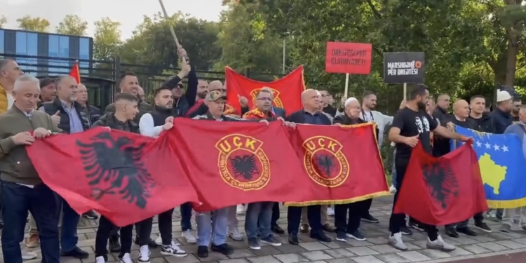 Protesta për drejtësi për ish-krerët e UÇK-së, shqiptarët mblidhen edhe para Gjykatës Speciale