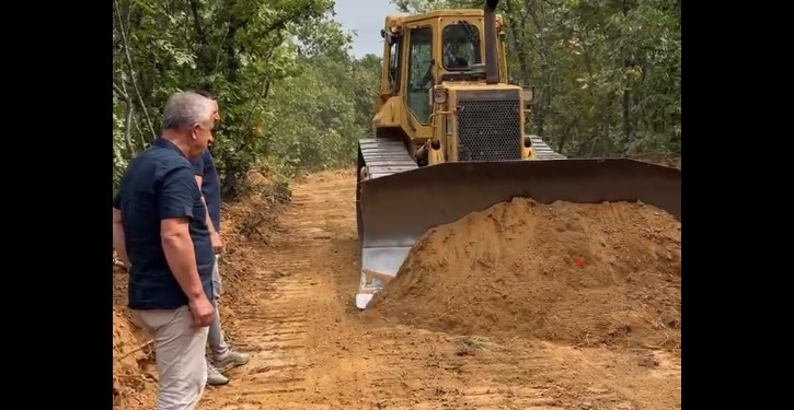 Muharremaj publikon pamjet e rrugës Krushicë – Mohlan