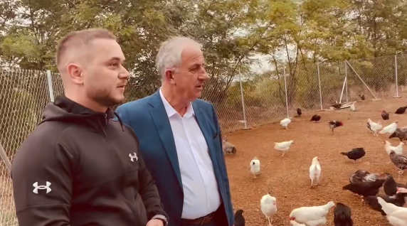 Bali Muharremaj viziton fermerin Ramadan Shala: Ferma ‘Tram’ është shembull i zhvillimit bujqësor në Suharekë