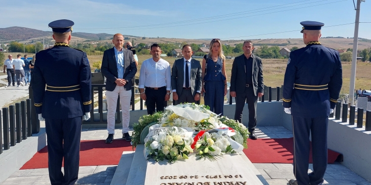 Sindikata e Policisë së Kosovës nderon heroin Afrim Bunjaku