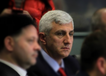 Lushi për “rojën” e burgut në Hagë: Reagime shtetërore nuk ka pasur – Qeveria, Presidenca dhe Kuvendi duhet të skuqen