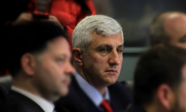 Lushi për “rojën” e burgut në Hagë: Reagime shtetërore nuk ka pasur – Qeveria, Presidenca dhe Kuvendi duhet të skuqen