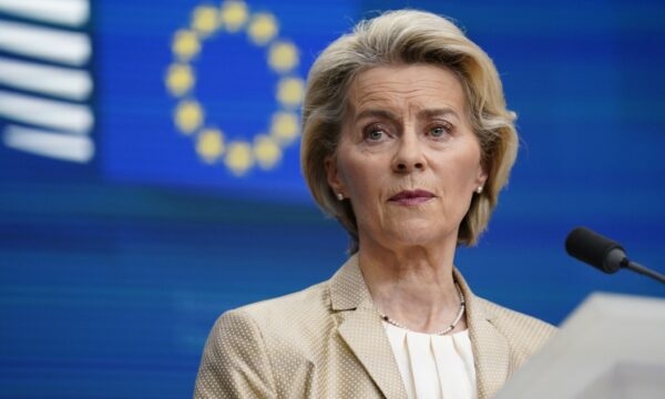 Von der Leyen shqyrton mundësinë e rrëzimit të një aeroplanit rus që hyn në hapësirën ajrore të NATO-s