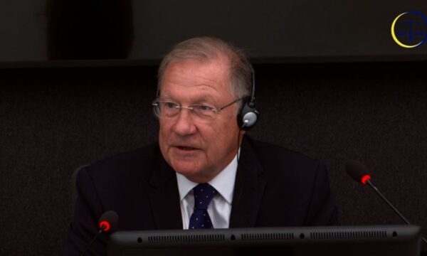 Dëshmitari në Hagë flet për tiparet e shqiptarëve: Janë shumë burimorë, kreativë dhe të pavarur