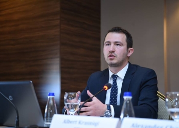 Sulmet e Kurtit dhe Osmani ndaj gjyqësorit dhe mediave, Krasniqi: Synojnë ruajtjen e pushtetit dhe privilegjeve që ai ofron