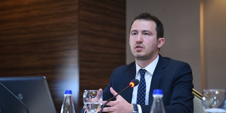 Sulmet e Kurtit dhe Osmani ndaj gjyqësorit dhe mediave, Krasniqi: Synojnë ruajtjen e pushtetit dhe privilegjeve që ai ofron