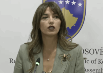 Albulena Haxhiu ‘lexon’ tekstin e djeshëm të Vjosa Osmanit, sulmon Gjykatën Kushtetuese