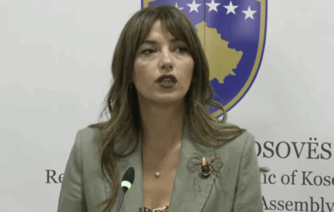 Albulena Haxhiu ‘lexon’ tekstin e djeshëm të Vjosa Osmanit, sulmon Gjykatën Kushtetuese