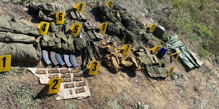 Antiplumbë, uniforma, karikatorë e AK-47 gjenden në Zveçan, dyshohet se lidhen me rastin Banjska