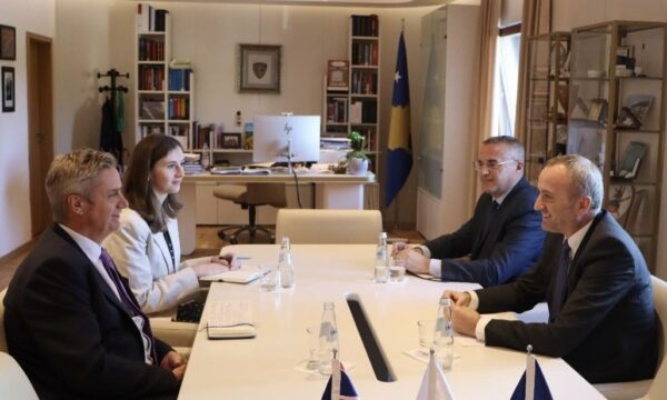 Ambasadori britanik takohet me kreun e Kushtetueses: Presim që vendimet për konstituimin e Kuvendit të respektohen nga liderët
