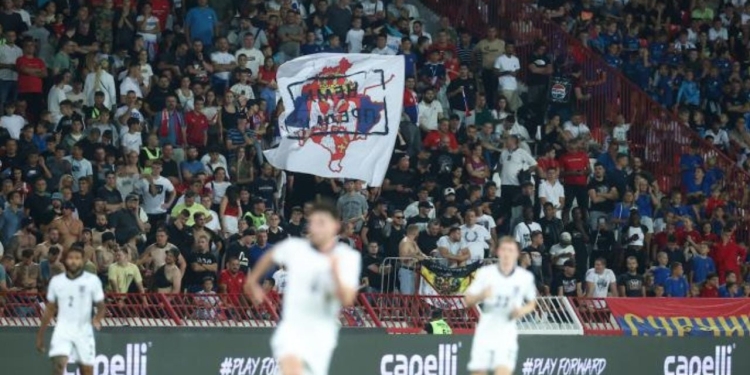 Harta e Kosovës e mbuluar me flamurin serb, mediat në Beograd: Rrezikojmë dënimin në prag të ndeshjes me Shqipërinë
