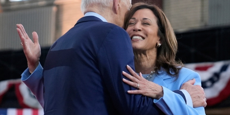 “E zemëruar dhe e zhgënjyer”: Kamala Harris kritike ndaj Joe Bidenit në librin e saj të ri