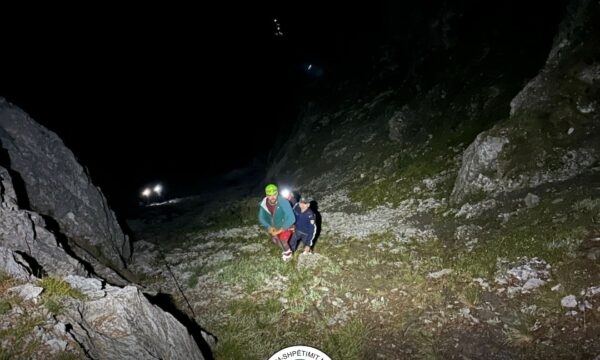 Turisti holandez vdes pasi bie nga 100 metra lartësi në Qafën e Valbonës,pas 18 orësh tërhiqet trupi i tij