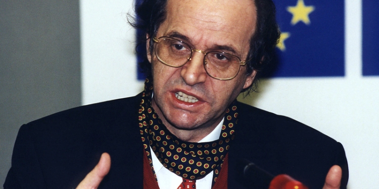 Ish-ambasadori Ukshini: Rugova s’ka bërë kurrfarë drame pas atentatit, Osmani po ekzagjeron tejmase për kameramanin