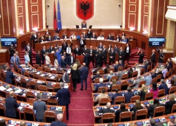 Përplasje në parlamentin shqiptar – PS voton programin e “Rama 4 “, mbyllet seanca