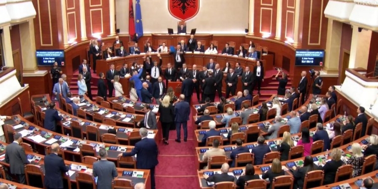 Përplasje në parlamentin shqiptar – PS voton programin e “Rama 4 “, mbyllet seanca
