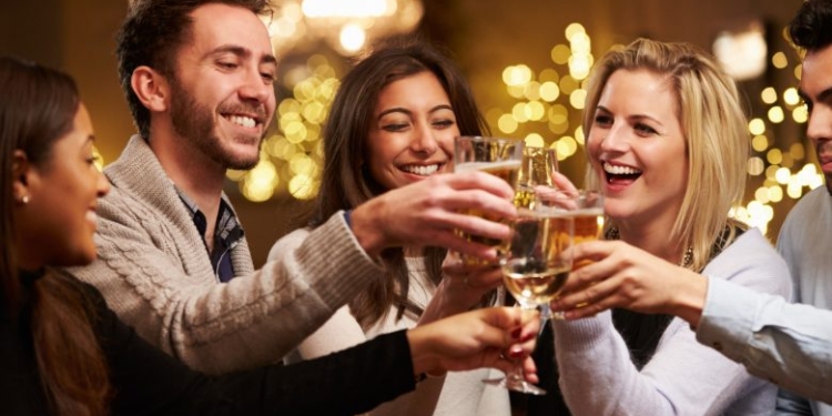 Çka i ndodh trupit kur e lini alkoolin për një muaj