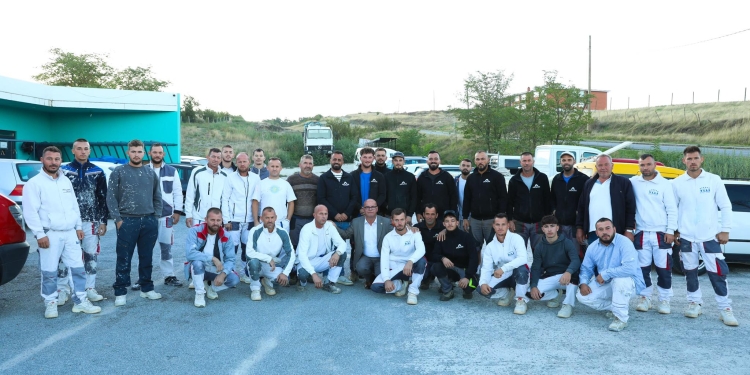 Smajl Latifi shpërndan fotografi nga takimi me  punëtorët e ndërtimit në Kramavik