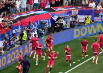 Tifozët serbë me parulla anti-Kosovë, Letonia ua ndal në stadiumin e Rigës