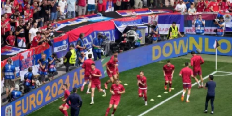 Tifozët serbë me parulla anti-Kosovë, Letonia ua ndal në stadiumin e Rigës