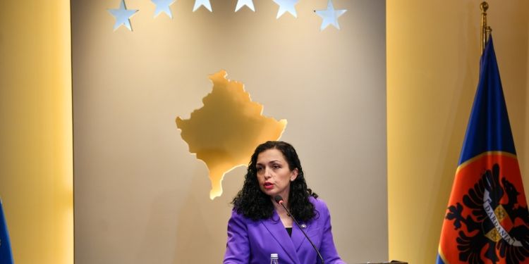 Artikulli kundër UÇK-së, presidentja mbron Bashën: S’kam mundësi të merrem me punimet e studentëve