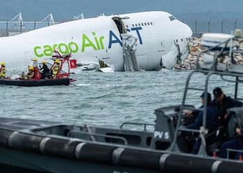 Aksident tragjik në Hong Kong/ Avioni rrëshqet nga pista dhe përfundon në det, dy persona humbin jetën