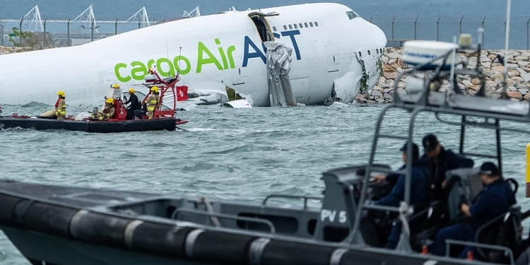 Aksident tragjik në Hong Kong/ Avioni rrëshqet nga pista dhe përfundon në det, dy persona humbin jetën
