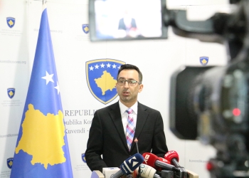 Basha paralajmëron krizë të pagave: 80 mijë zyrtarëve publikë u rrezikohen rrogat