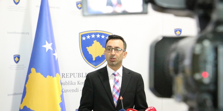 Basha paralajmëron krizë të pagave: 80 mijë zyrtarëve publikë u rrezikohen rrogat