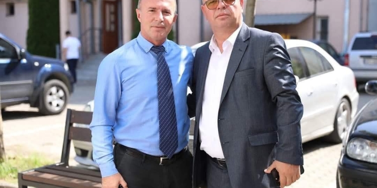 Smajl Latifi uron ish-drejtorin Avni Morina pas shpalljes së pafajshëm nga Gjykata Supreme