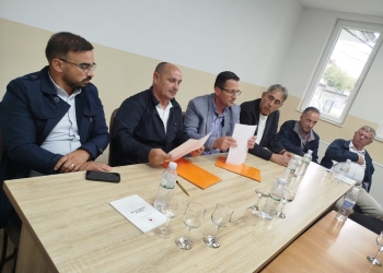 Burim Krasniqi dorëzon Memorandumin në Handikos Rahovec