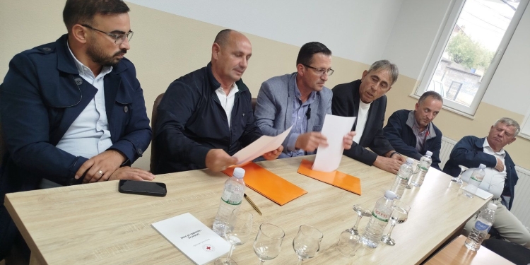 Burim Krasniqi dorëzon Memorandumin në Handikos Rahovec