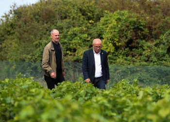 Smajl Latifi viziton fermerin Tasim Dula në Rahovec: “Shembull i suksesit në bujqësi”