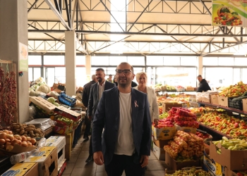 Arbër Ismajli me vizitë në NPL “Tregu”: Punëtorët e pastrimit janë heronjtë e heshtur të Gjilanit