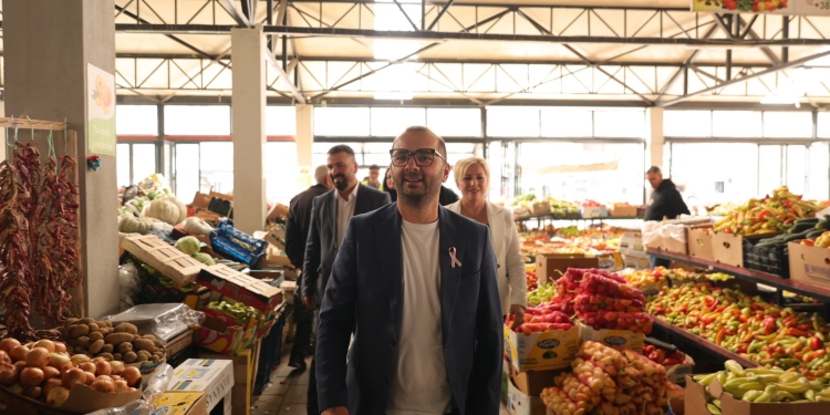 Arbër Ismajli me vizitë në NPL “Tregu”: Punëtorët e pastrimit janë heronjtë e heshtur të Gjilanit