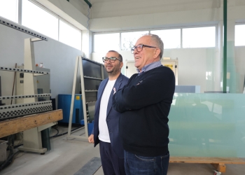 Arbër Ismajli viziton kompaninë “AG-GLASS Sh.P.K.” – Shembull i inovacionit dhe suksesit në Gjilan