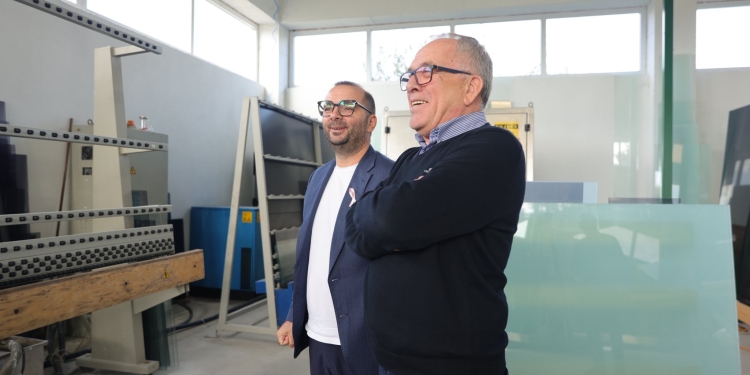 Arbër Ismajli viziton kompaninë “AG-GLASS Sh.P.K.” – Shembull i inovacionit dhe suksesit në Gjilan