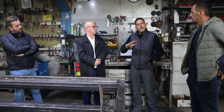 Smajl Latifi viziton mjeshtrin e metalit, Ymer Krasniqin