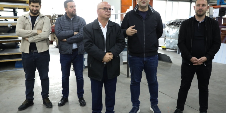 Smajl Latifi viziton kompaninë “Osa Termosistem”: Shembull i suksesit vendor dhe eksportit ndërkombëtar