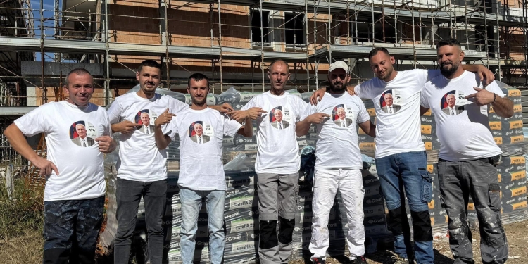 Mërgimtarët nga Italia me fanella të veçanta për Bali Muharremajn