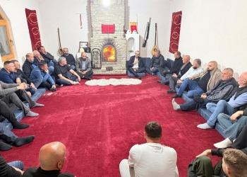 Arbër Ismajli pranon dhuratë simbolike të UÇK-së nga miku i tij, Muhamet Ajeti, që erdhi nga Zvicra për ta përkrahur