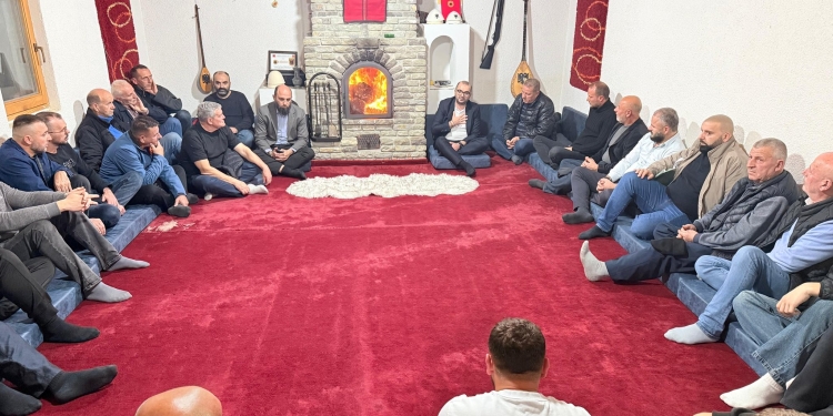 Arbër Ismajli pranon dhuratë simbolike të UÇK-së nga miku i tij, Muhamet Ajeti, që erdhi nga Zvicra për ta përkrahur