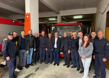 Smajl Latifi viziton zjarrëfikësit e Rahovecit: “Mëngjes i qetë, por gjithmonë në gatishmëri”