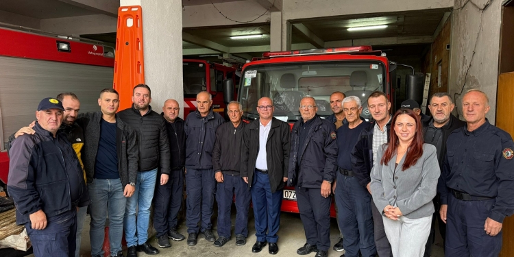 Smajl Latifi viziton zjarrëfikësit e Rahovecit: “Mëngjes i qetë, por gjithmonë në gatishmëri”