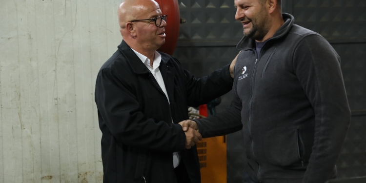 Smajl Latifi viziton kompaninë “Ree Plast” në Rahovec